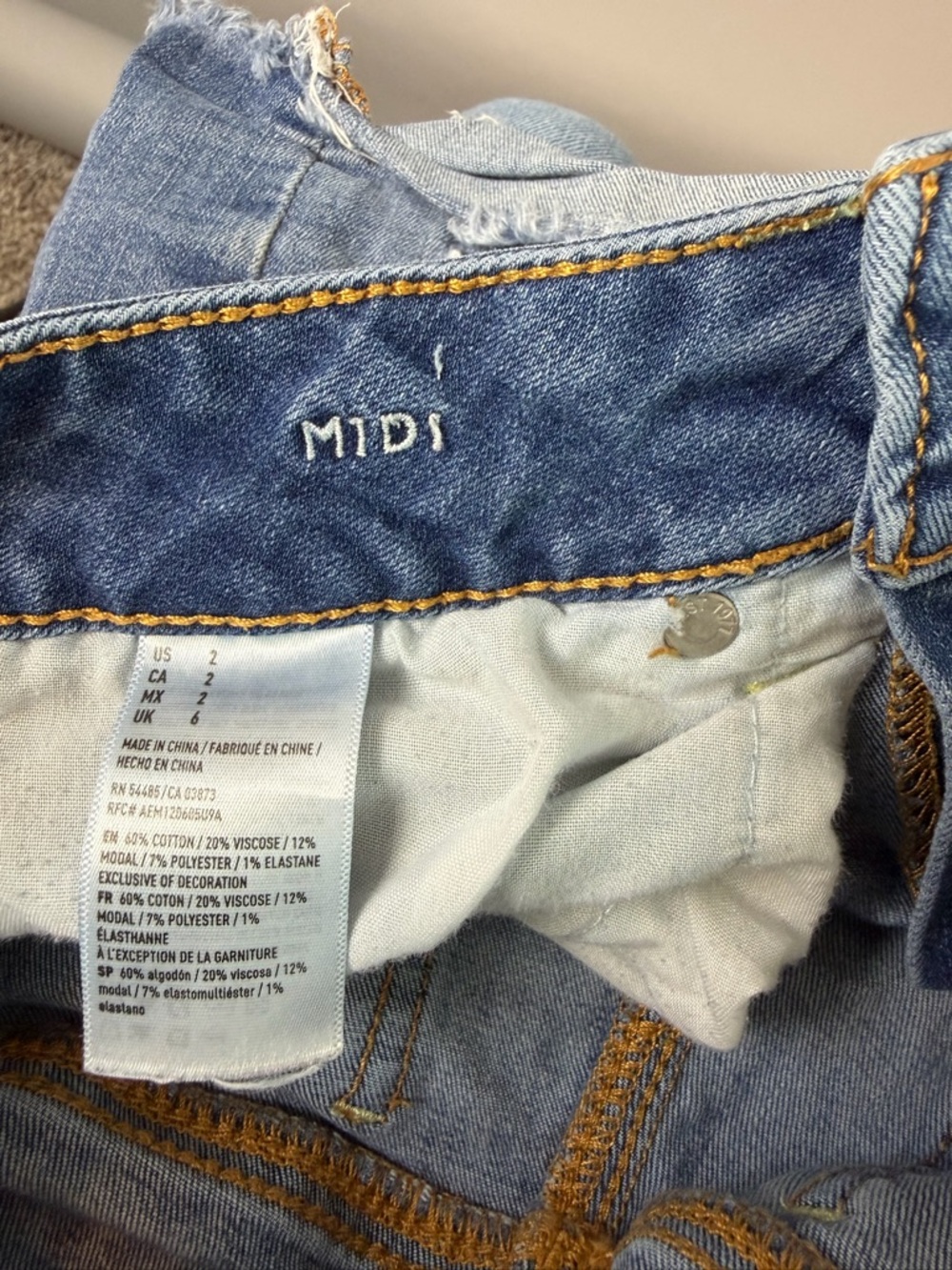 American Eagle Women’s Distressed Denim Low Rise Frayed Cut Off Shorts - Picture 4 of 10